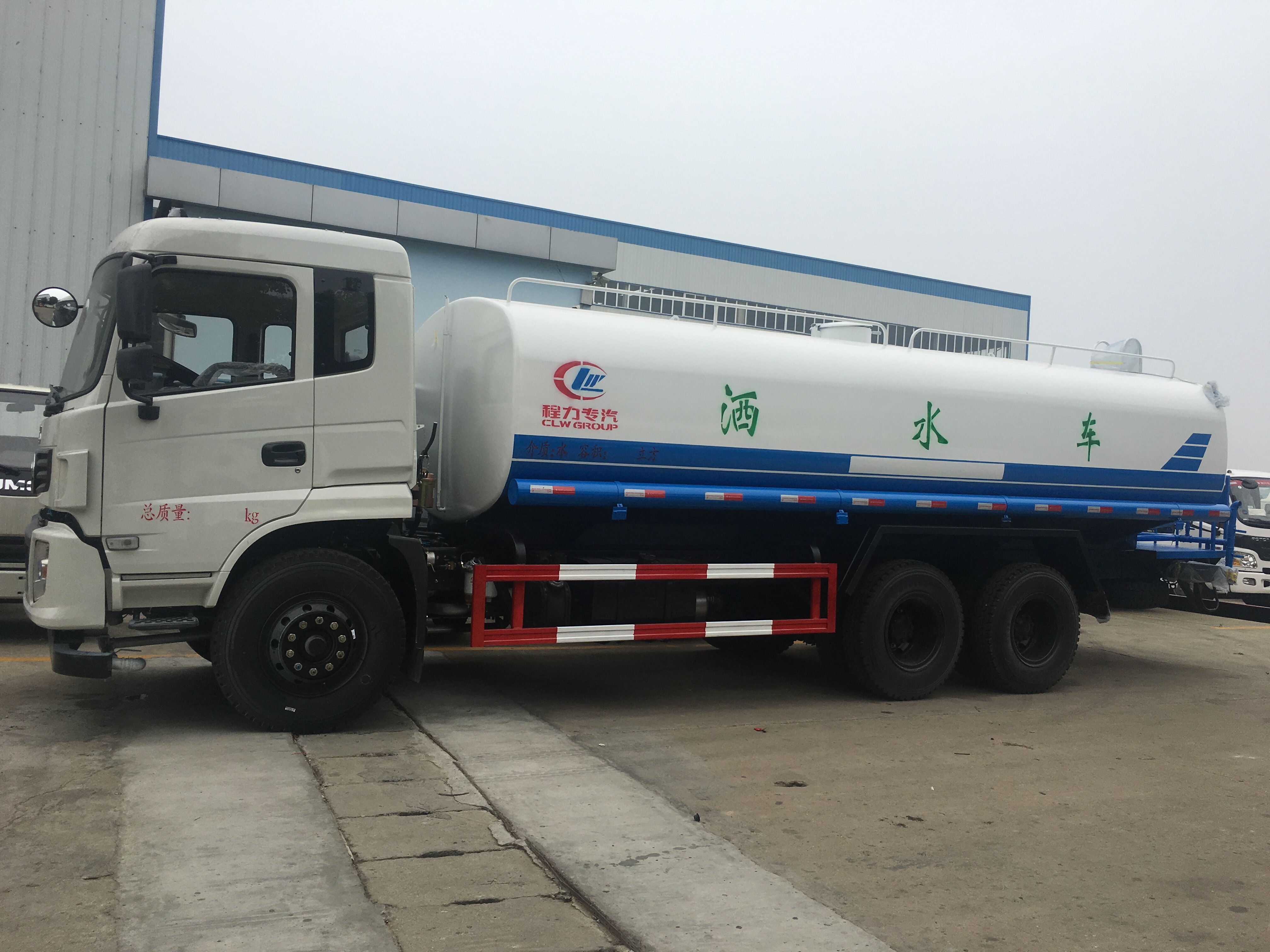 城市清潔的無聲衛士 環衛灑水車與壓縮垃圾車